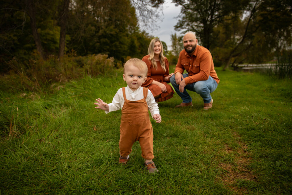 outdoor family pictures by lake